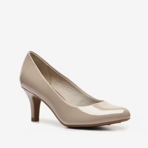 Bandolino - nude/beige round toe pumps - 7